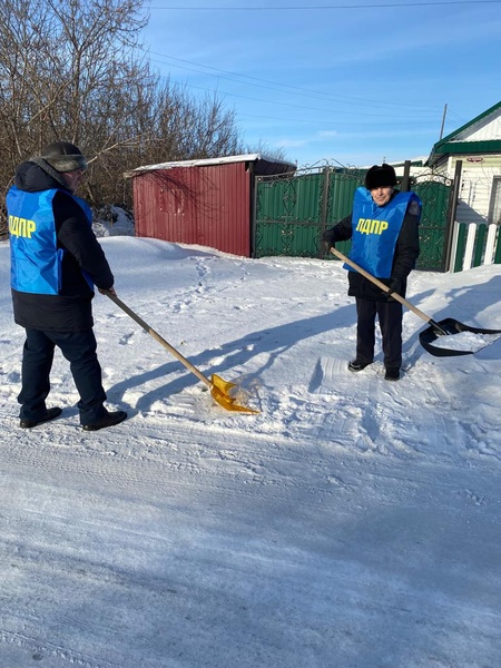 Новосибирские партийцы не дают непогоде разгуляться