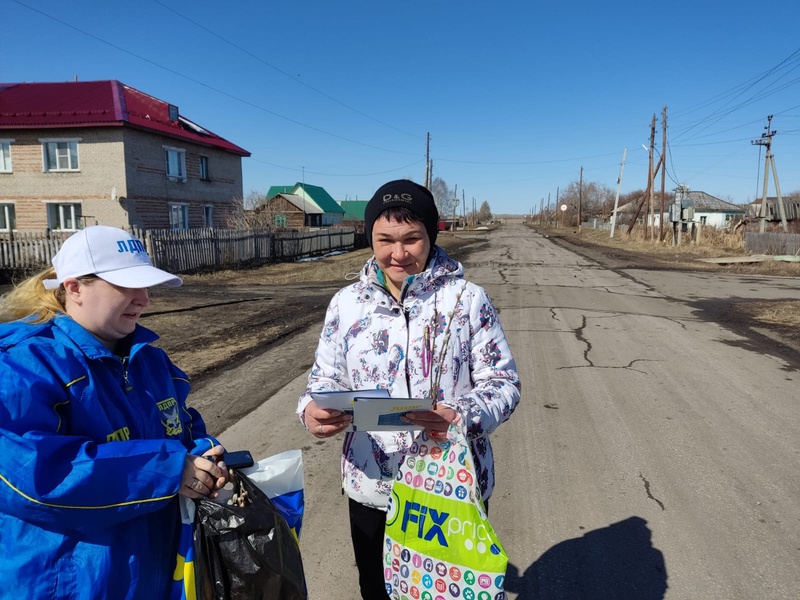 Хорошее настроение дарили землякам активисты ЛДПР в посёлке Пролетарский Ордынского района