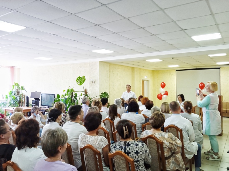   С Днем медицинского работника поздравил медиков Дзержинки депутат ЛДПР