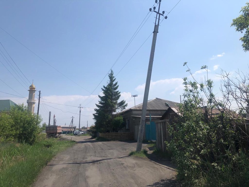 Депутат ЛДПР решает вопрос с опасным столбом