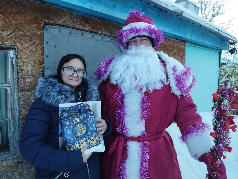 Активисты ЛДПР в Русской Поляне поздравили местных жителей с наступающим праздником 