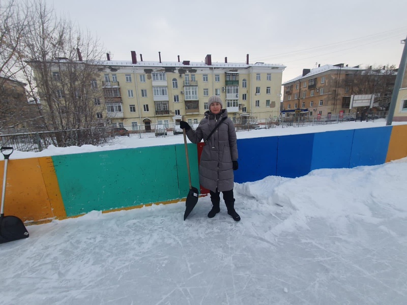 Активисты ЛДПР помогли расчистить каток в Советском округе