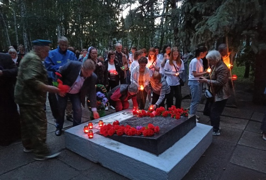 Омские партийцы приняли участие в акции "Свеча памяти"