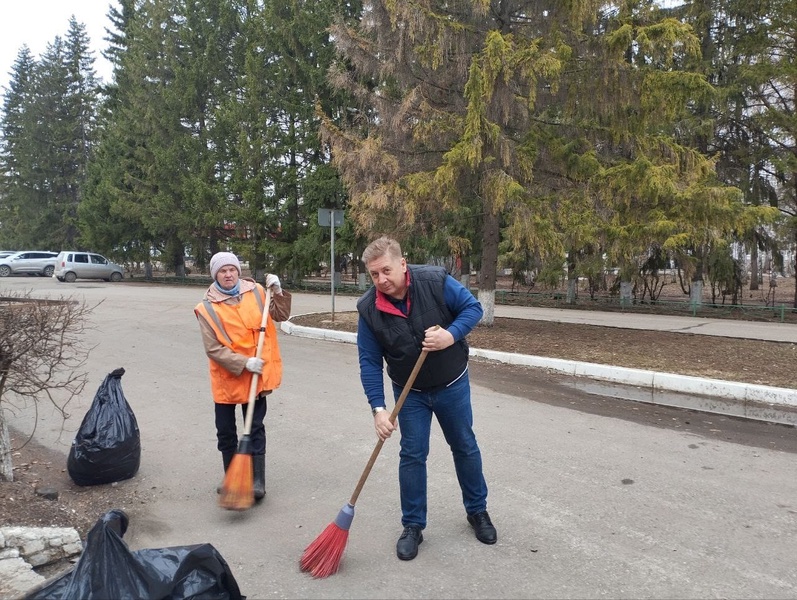 Омские партийцы активно принимают участие в субботниках