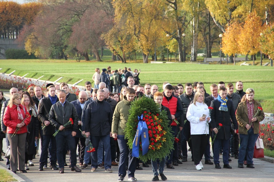 Партийцы отдали дань памяти воинам-защитникам на Пискаревском мемориальном кладбище Санкт-Петербурга