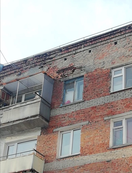 Ждать нельзя! Жители одного из домов по ул. Мира живут в разрушающемся доме!