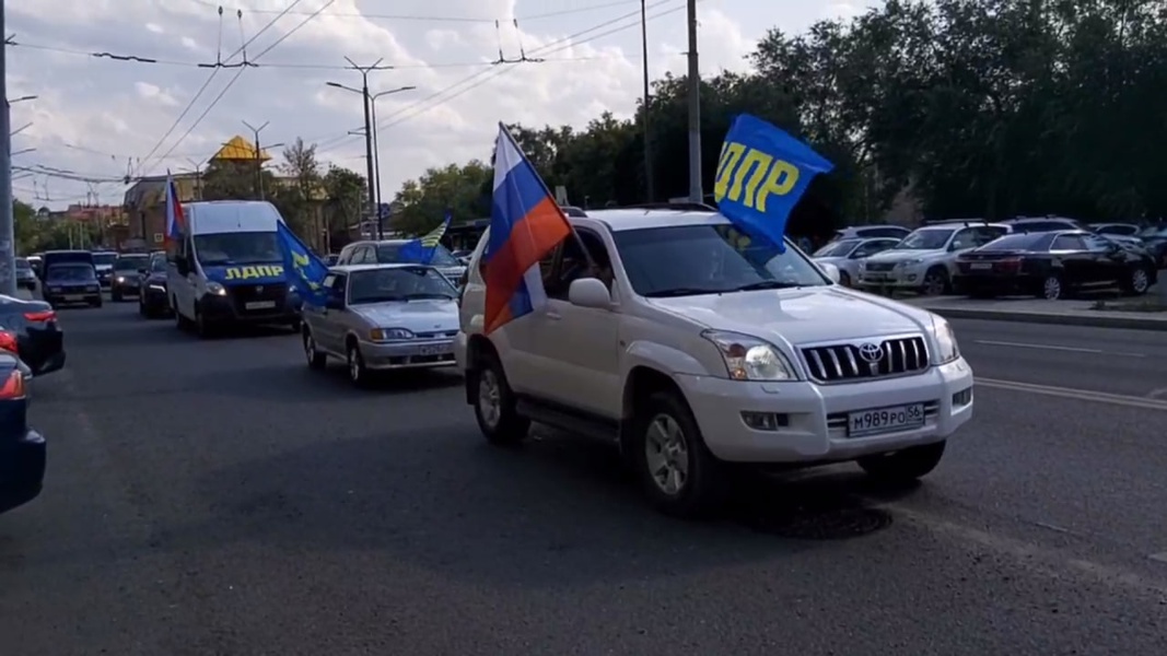 Автопробег в Оренбурге в честь Дня Государственного Флага