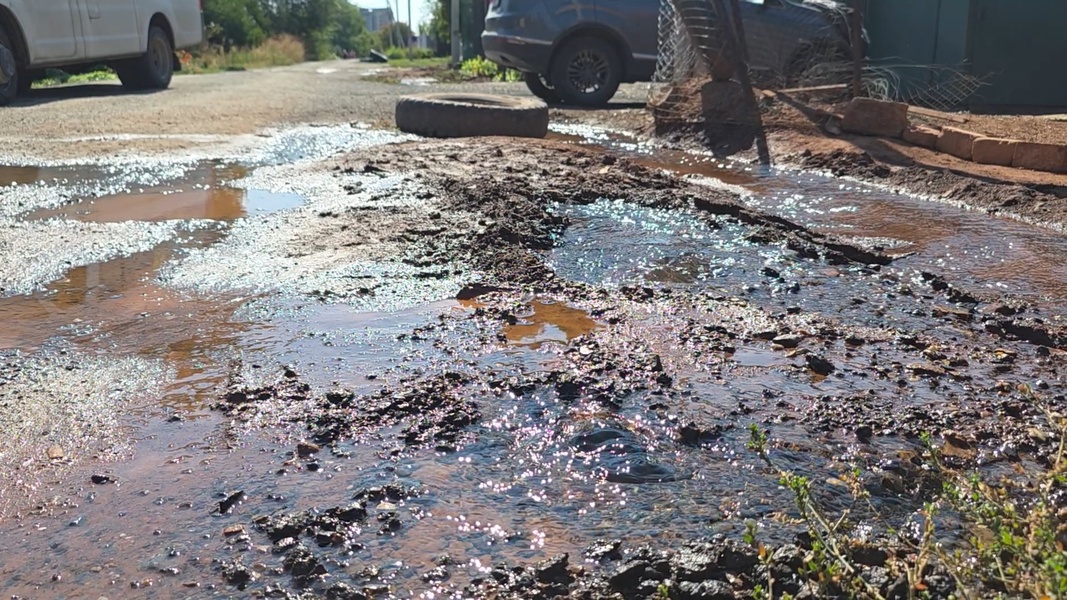 Порыв трубы затопил дворы и оставил граждан без воды
