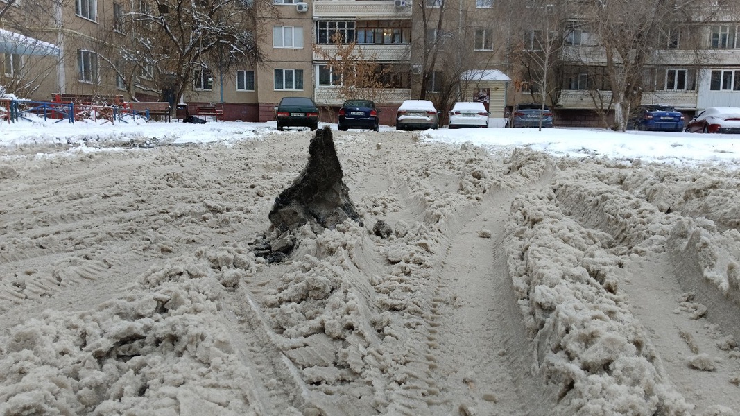 Оренбург накрыли снегопады, но улицы чистить никто не собирается