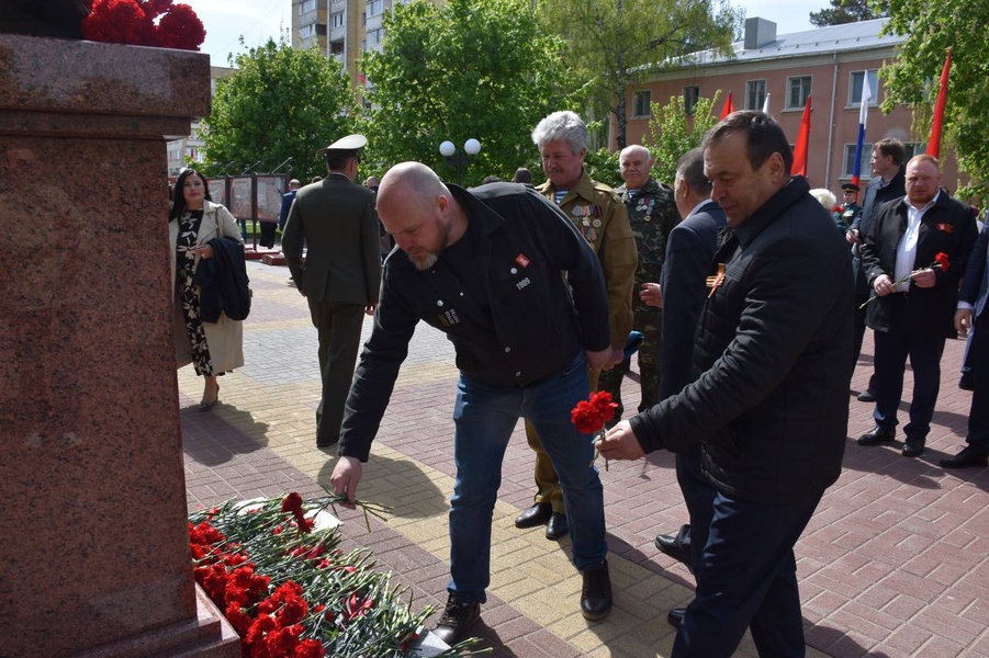 Депутат ЛДПР возложил цветы в честь Дня Победы