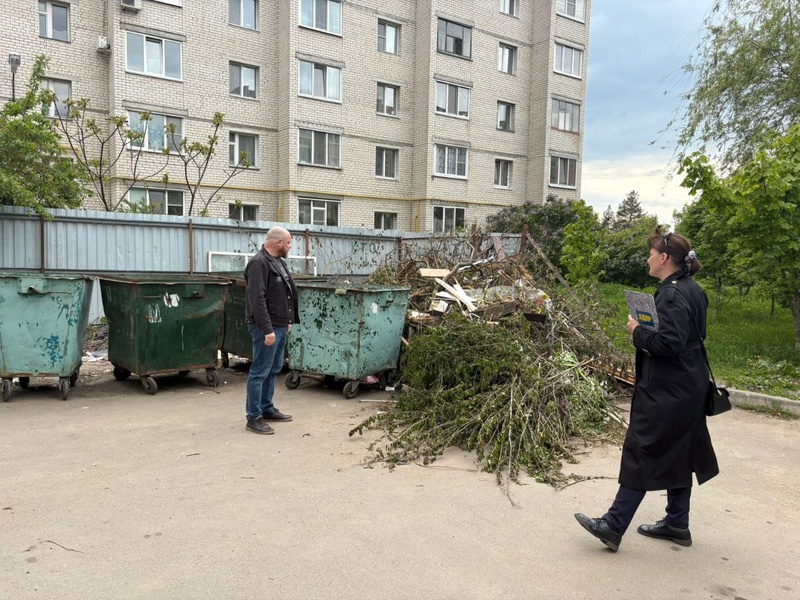 Активисты ЛДПР провели рейд дворовых территорий и выявили проблему вывоза ТКО
