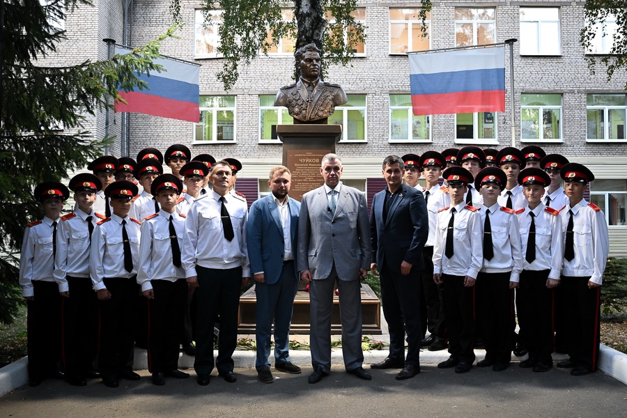 Леонид Слуцкий посетил Первомайскую кадетскую школу в Тульской области