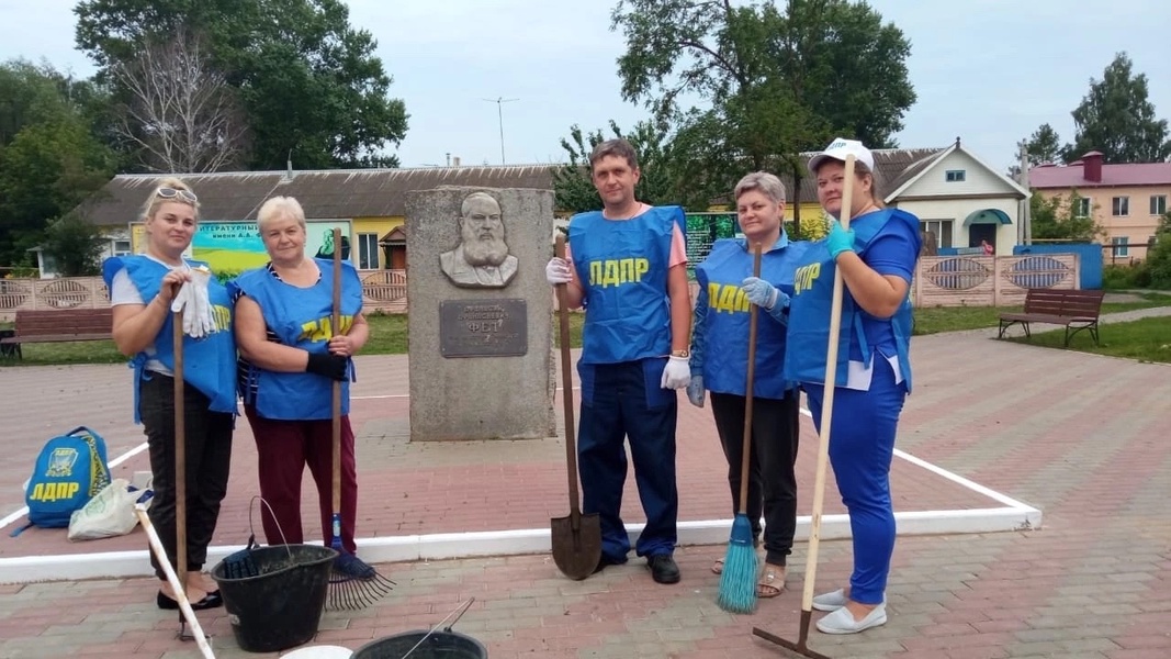 В юбилей района активисты ЛДПР убрали сквер