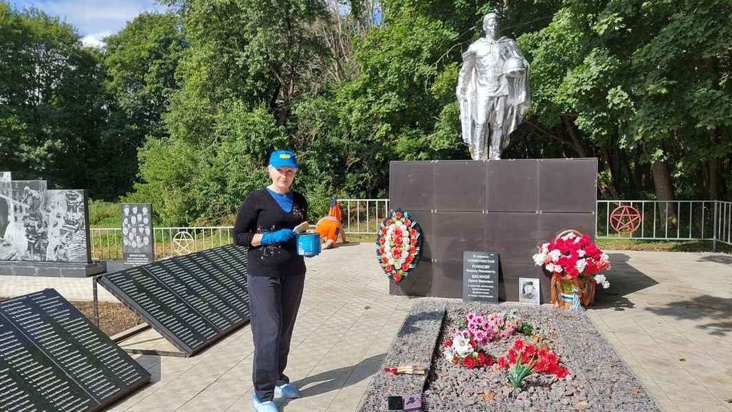  В преддверии праздника, залегощенские активисты привели в порядок памятник