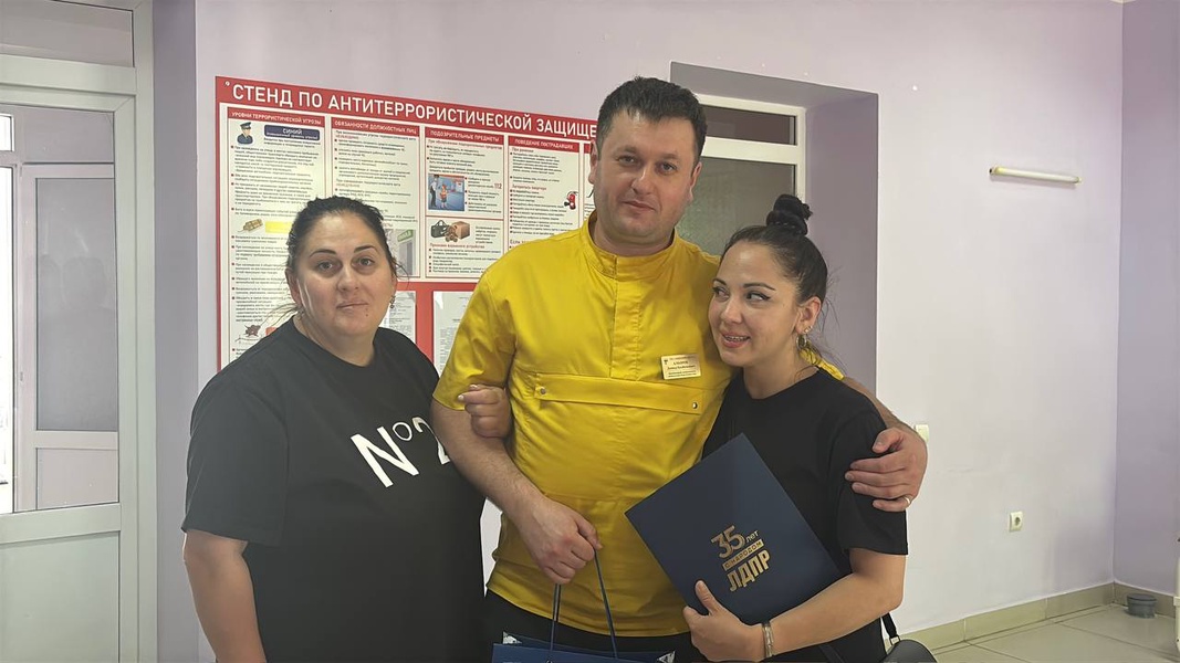  С благодарностью за жизнь: ЛДПР вручила поздравления врачу-гинекологу в роддоме Владикавказа