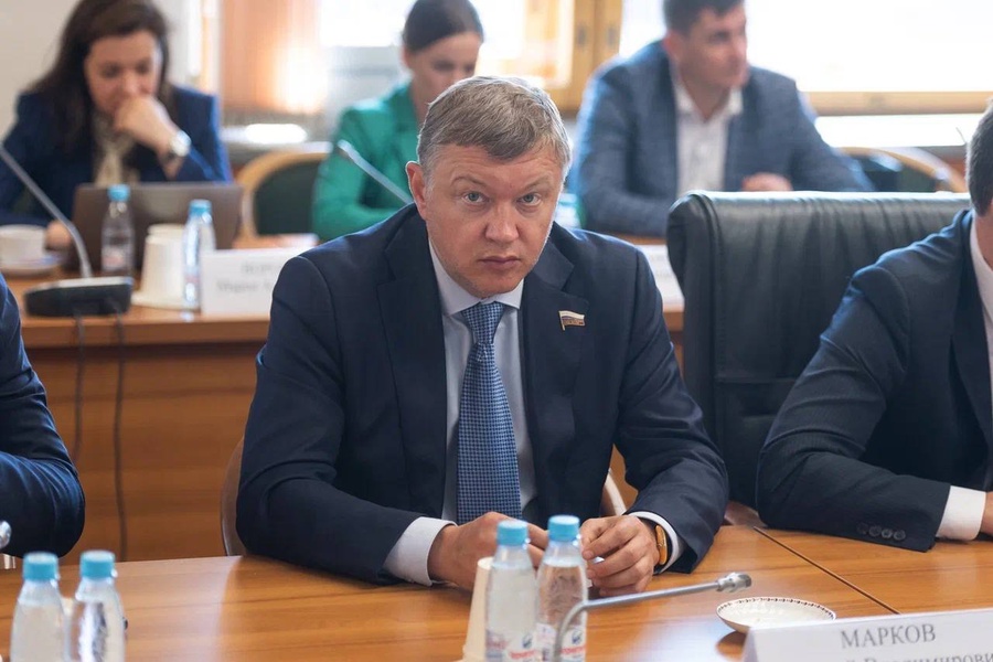 Установить видеокамеры во всех легковых такси 
