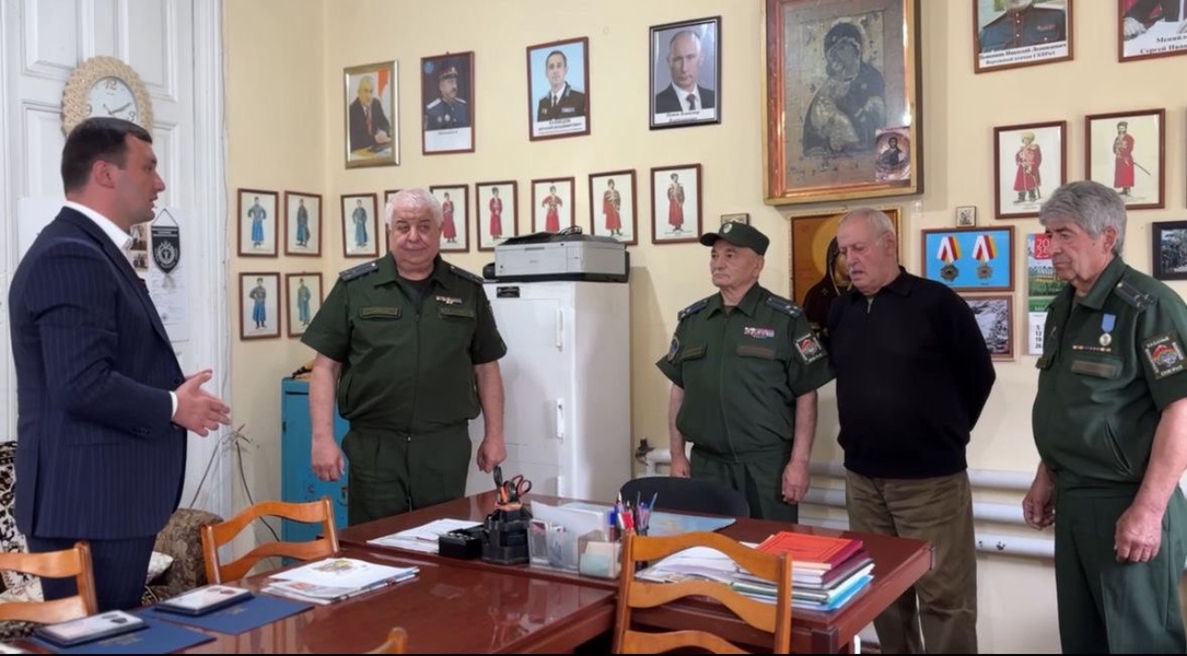 В преддверии 80-летия Победы казаков наградили медалями ЛДПР за помощь защитникам 