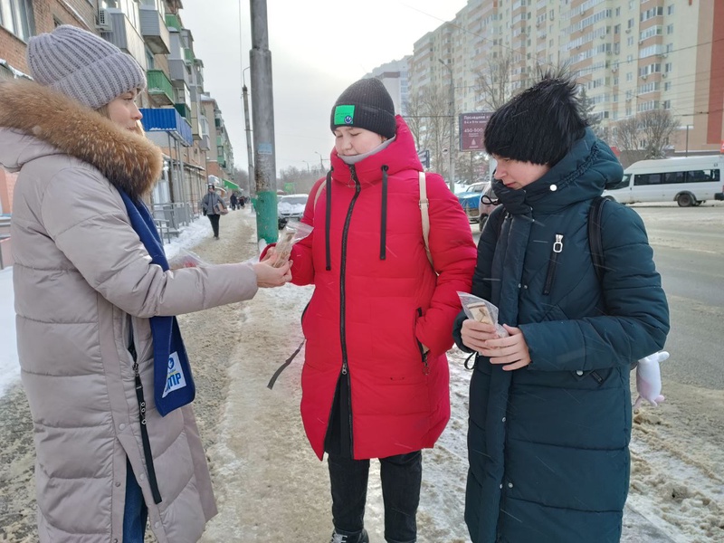 В Пензе активисты молодёжной организации ЛДПР провели акцию «Блокадный хлеб»