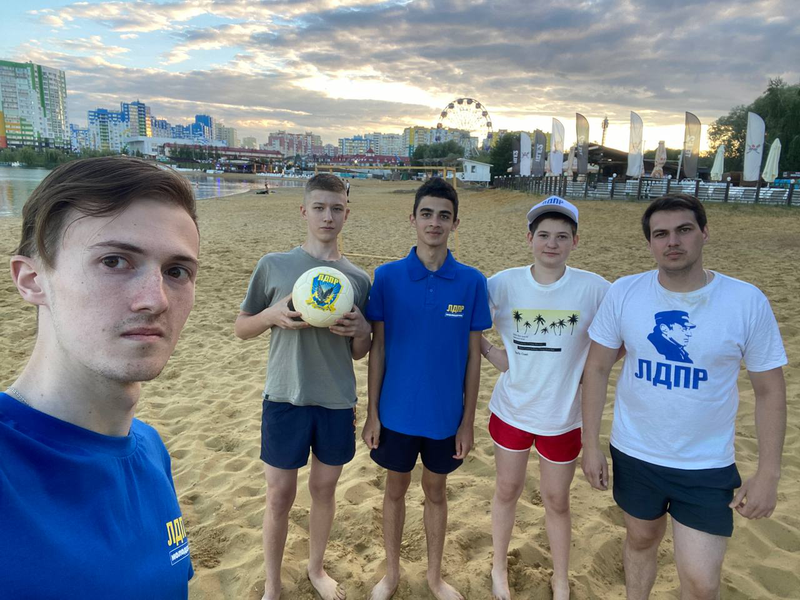 Молодёжь Пензенской ЛДПР провела игру по пляжному футболу