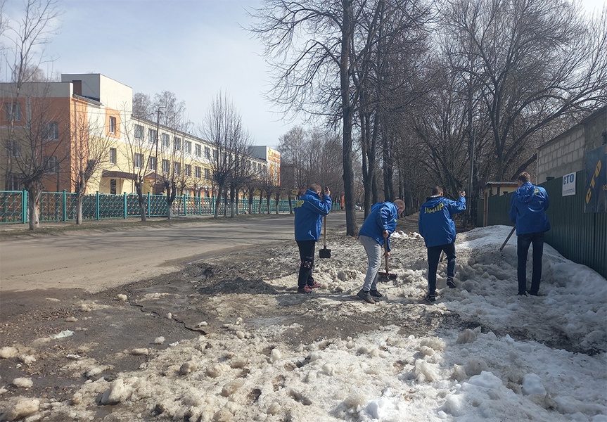 В Сердобске активисты ЛДПР очистили город от последних сугробов