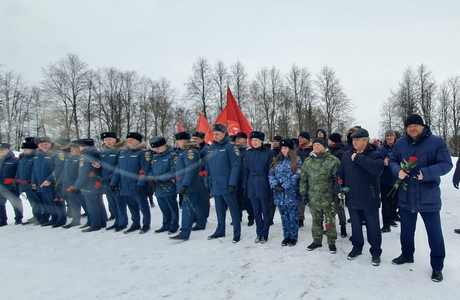 Депутат ЛДПР Александр Васильев возложил цветы в честь Дня защитника Отечества