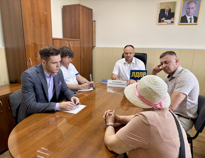 Депутат ЛДПР Александр Васильев провёл приём граждан в Кузнецке