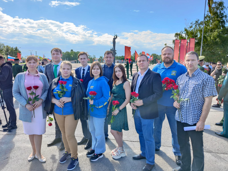 В Пензе активисты ЛДПР возложили цветы к Памятнику Победы в День памяти и скорби