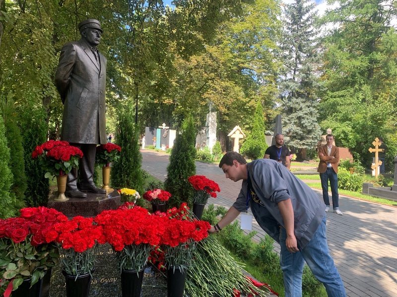 Тимур Калушко и Даниил Тамонов возложили цветы к могиле Владимира Жириновского