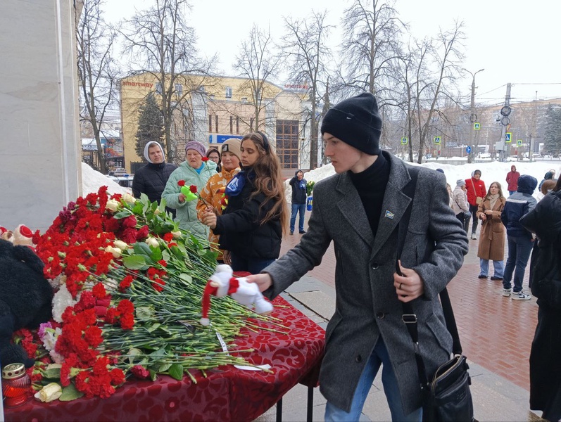 В Пензе активисты молодёжки ЛДПР почтили память погибших при теракте в Красногорске