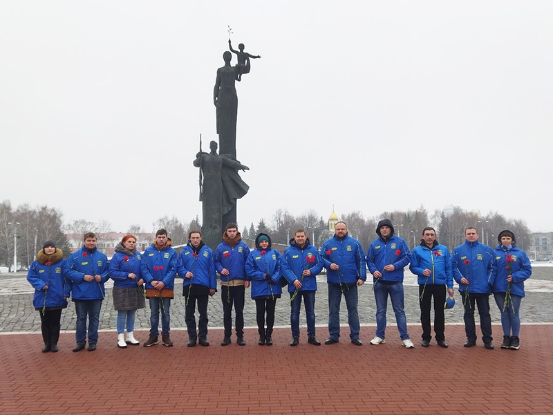 Активисты ЛДПР возложили цветы к Монументу воинской и трудовой славы пензенцев