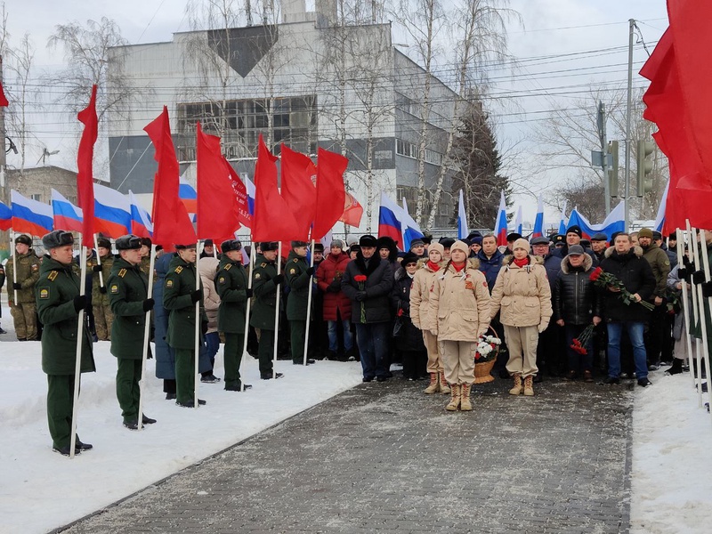 Депутат ЛДПР Павел Куликов возложил цветы к памятнику Героям блокадного Ленинграда