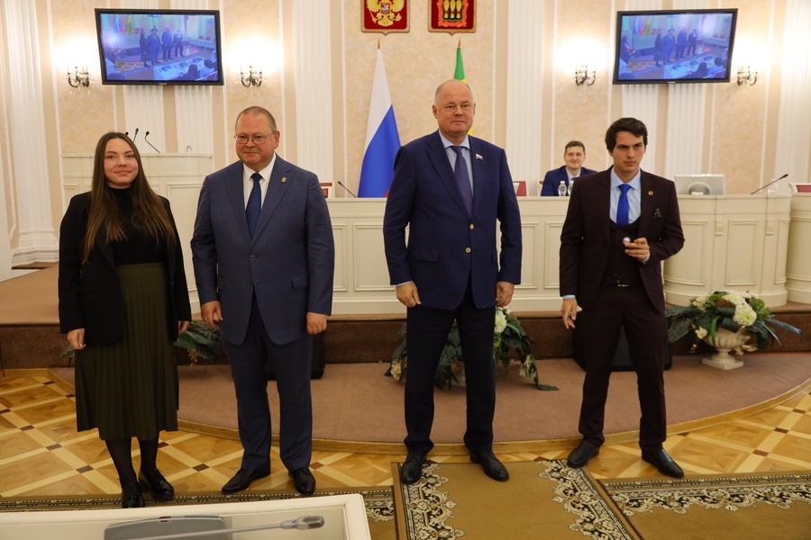 Представителям ЛДПР в пензенском молодёжном парламенте вручены лацканные знаки