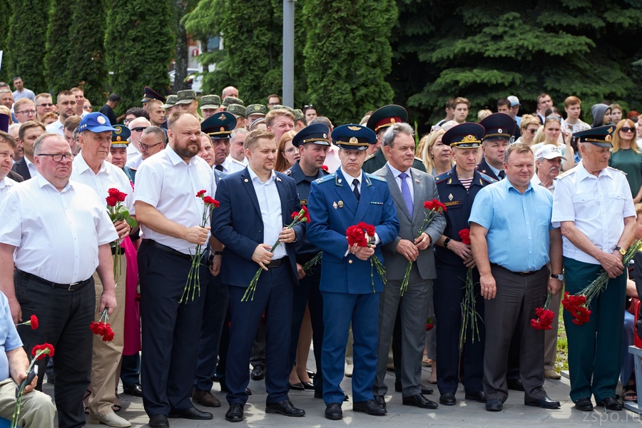 Депутаты ЛДПР возложили цветы к стеле «Пенза — город трудовой доблести»