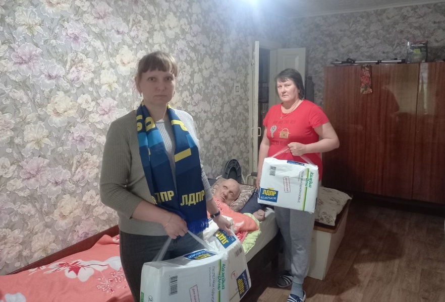В Пензе активистка ЛДПР Анна Михалищева оказала помощь инвалиду