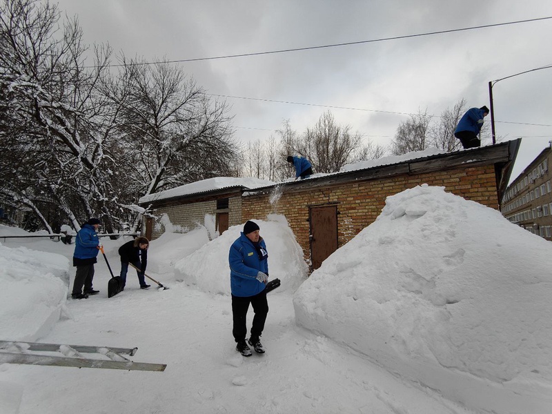 В Пензе активисты ЛДПР приняли участие в общегородской акции по очистке снега