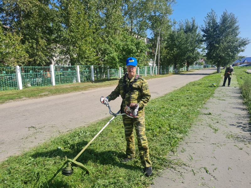 Активист ЛДПР Игорь Саранцев принял участие в месячнике по благоустройству, проходящем в Каменке