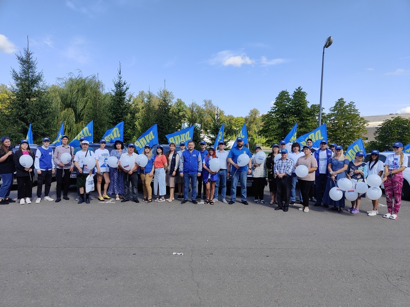 В Пензе активисты ЛДПР провели праздничный автопробег в День Государственного флага России