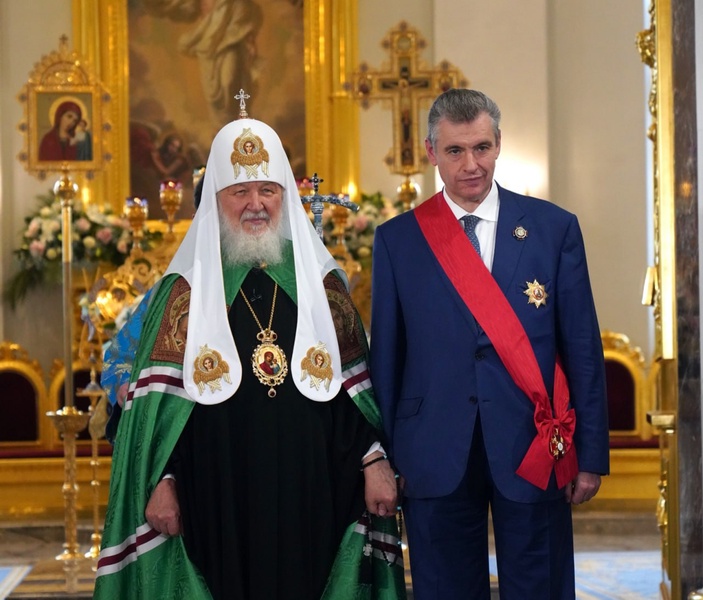  Патриарх Кирилл вручил Леониду Слуцкому орден Александра Невского