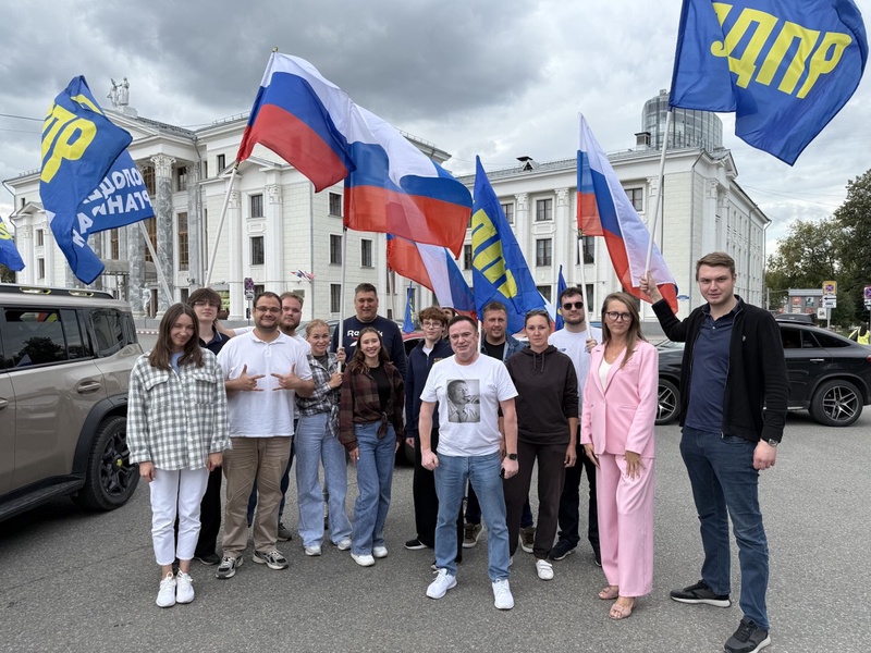 Активисты ЛДПР провели автопробег в Перми в честь Дня Государственного флага России
