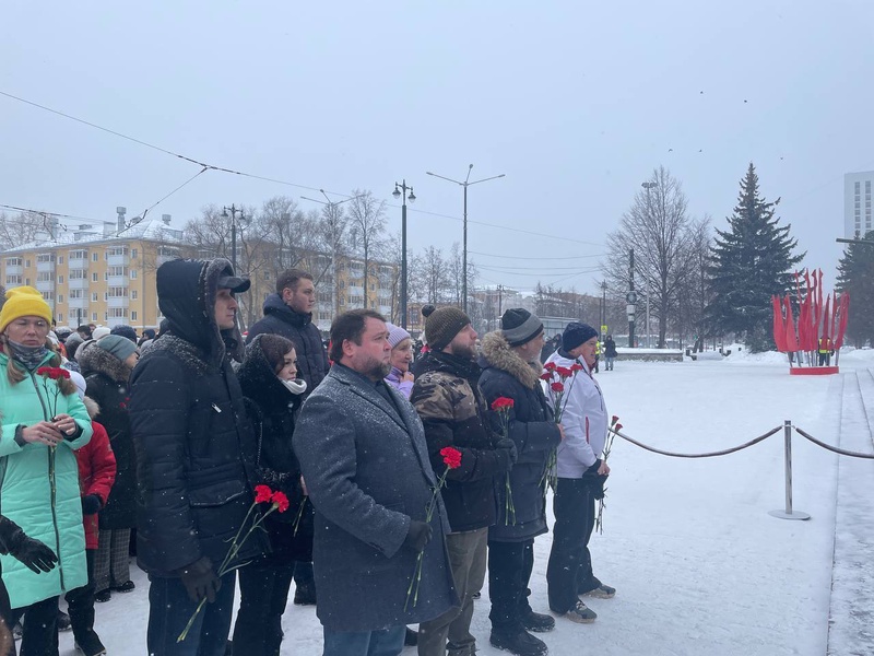 Партийцы Пермского регионального отделения ЛДПР почтили подвиг воинов у  памятника 