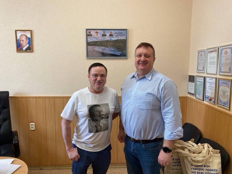Депутат ЛДПР Олег Постников поздравил работников речного флота Прикамья