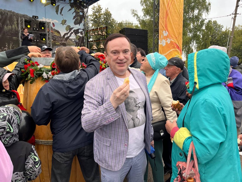 Депутат ЛДПР Олег Постников посетил фестиваль «Медовый спас» и вручил награду волонтёрам в Уинском