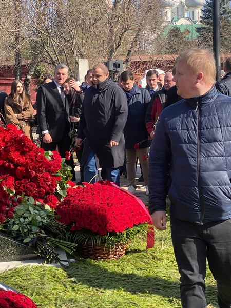 Церемония открытия памятника Жириновскому