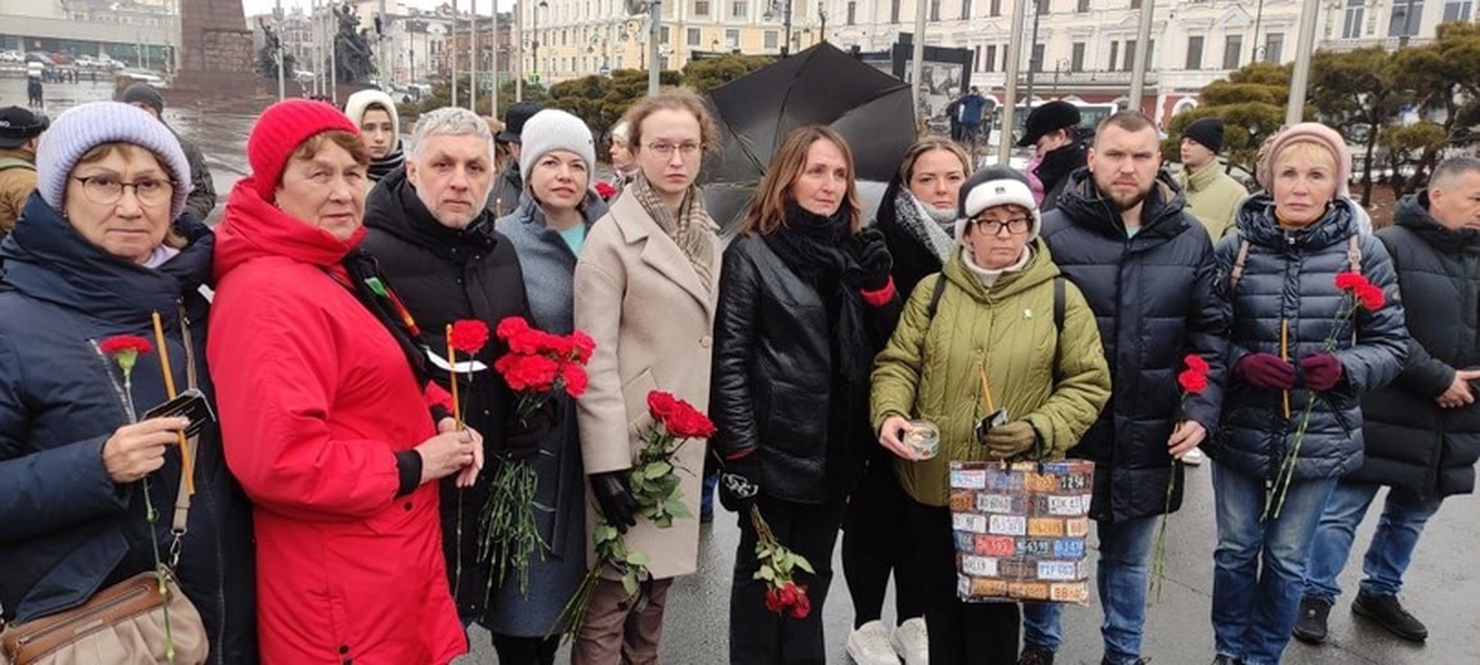 Сегодня депутаты возложили цветы во Владивостоке в память о жертвах теракта