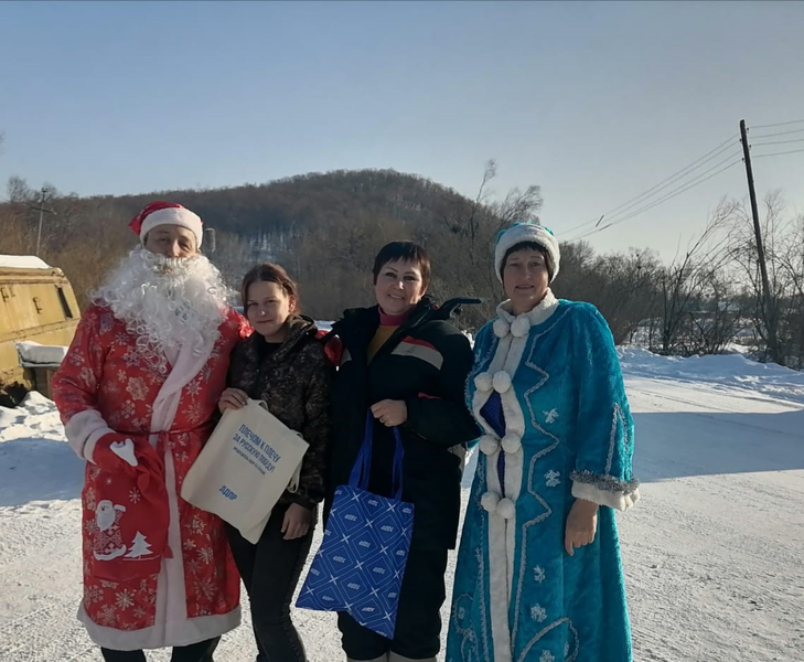 Приморские активисты ЛДПР поздравили женщин, которые помогают участникам СВО