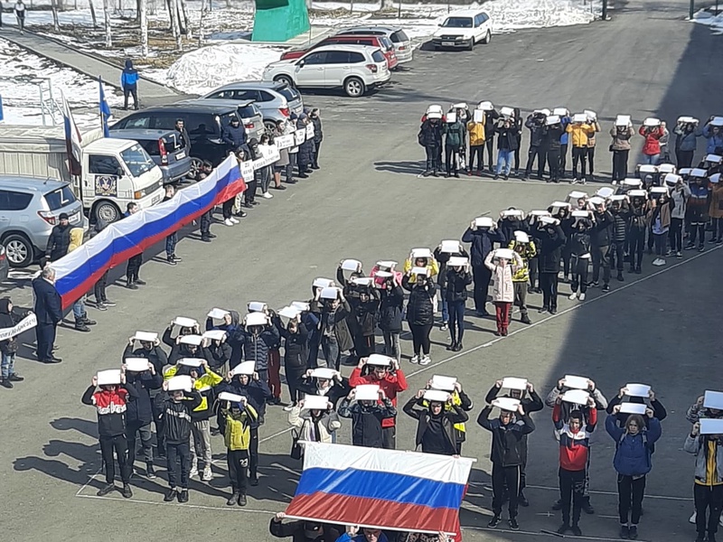 Активисты ЛДПР приняли участие в митинге и флешмобе в поддержку русской армии