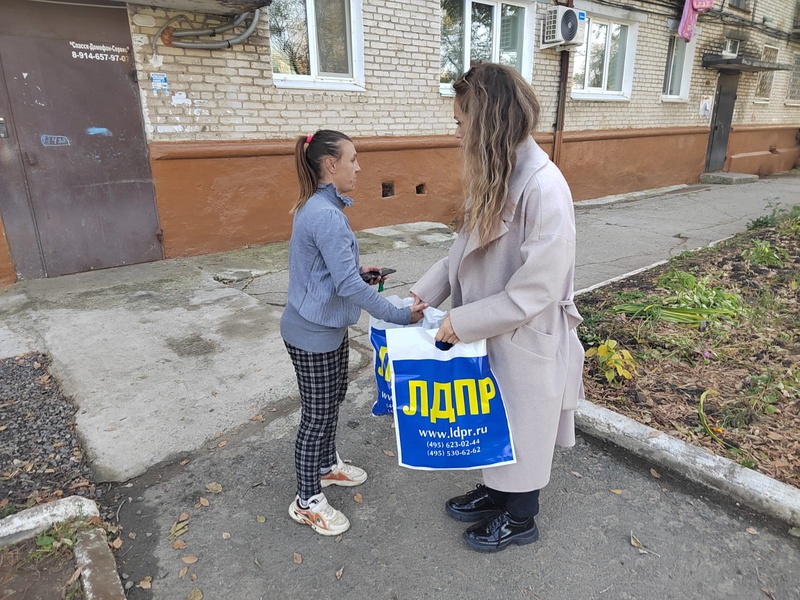 Активисты ЛДПР доставили продукты малоимущим гражданам