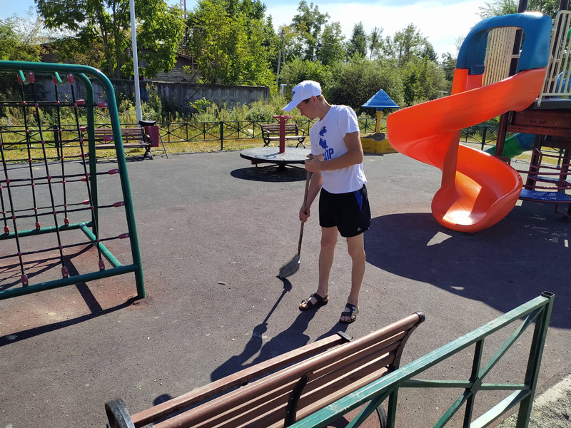 Молодёжь ЛДПР приступила к наведению порядка на детских площадках города Уссурийска