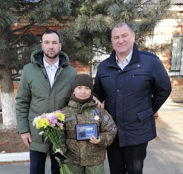 Депутаты вручили волонтёру Наталье Акишиной медаль ЛДПР за помощь СВО