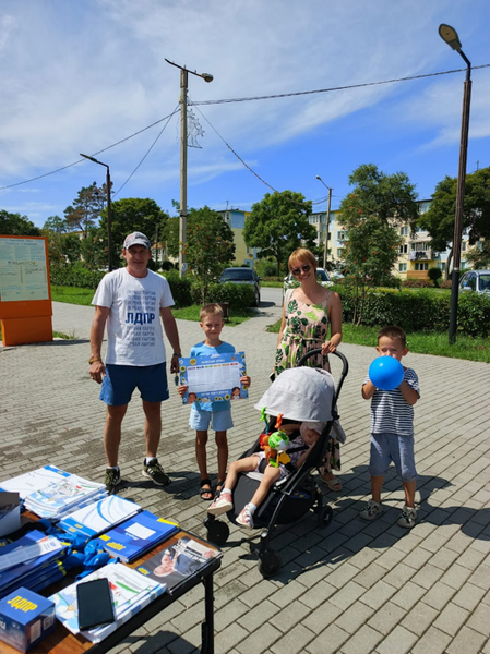 ЛДПР помогает семьям собрать детей в школу